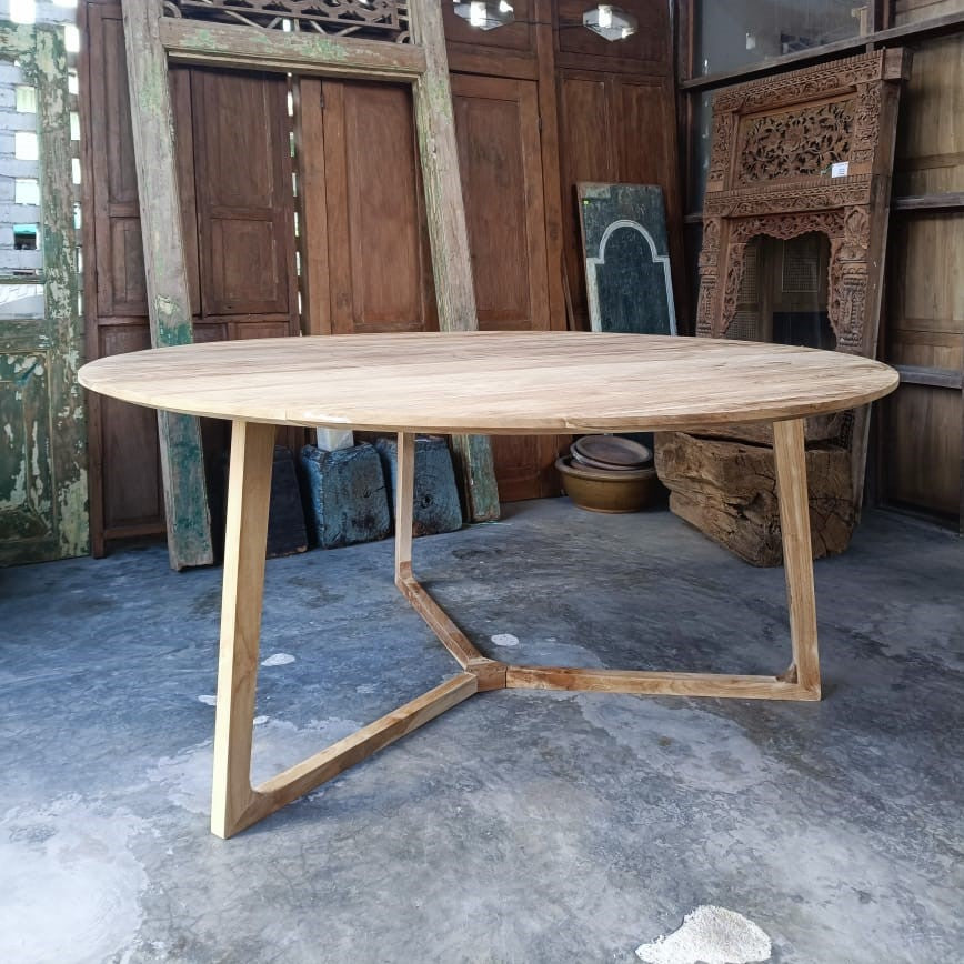 Ramberg Round Dining Table (3 legs)